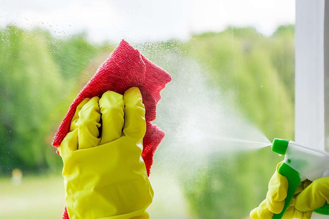Professionell fönsterputs – spray och putsduk på glas